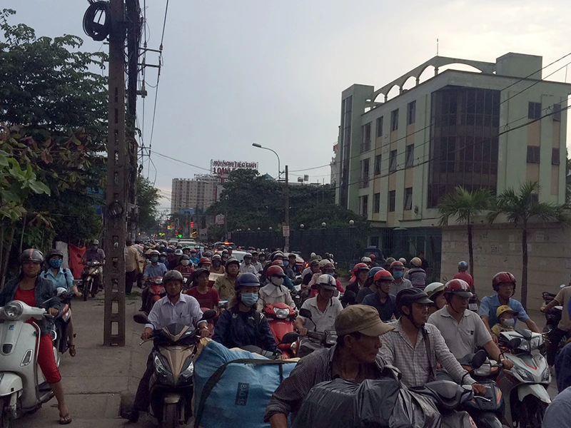 Vụ tai nạn khiến giao thông khu vực bị ùn ứ nghiêm trọng 